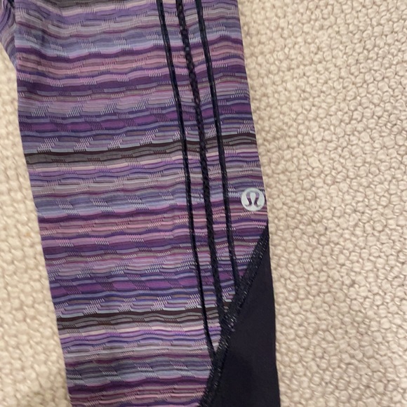 💓LULULEMON💓 leggings size 0 purple Capri stripes - Picture 2 of 5